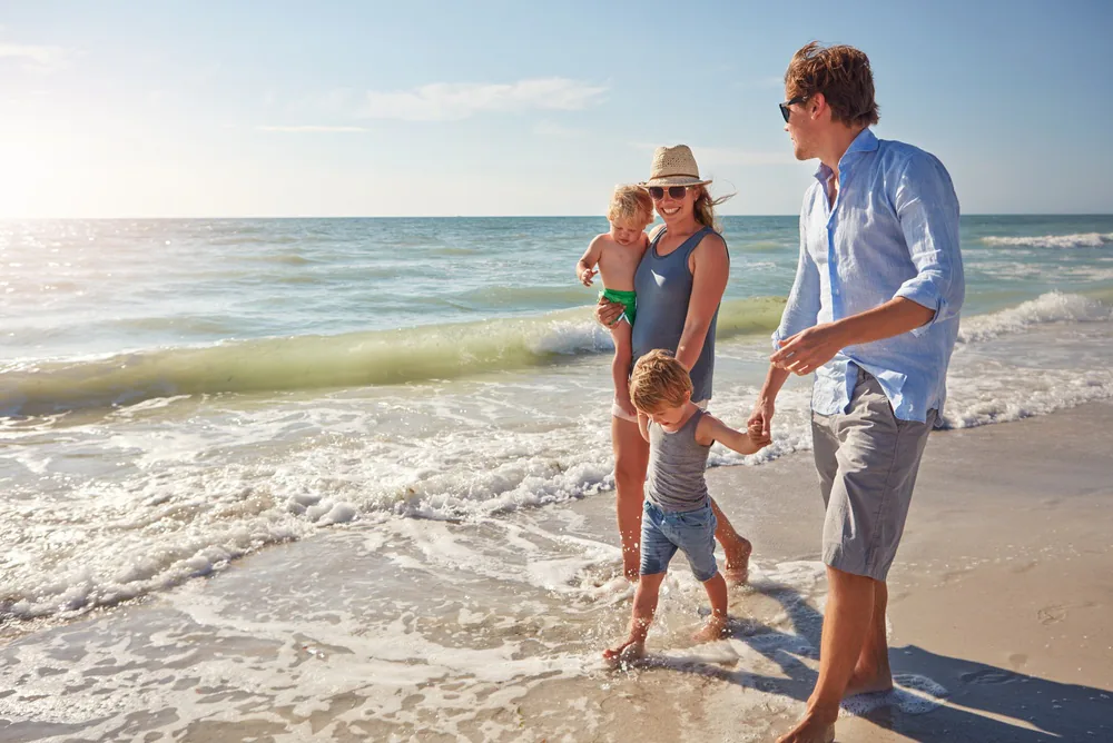 Familie på stranden på ferie